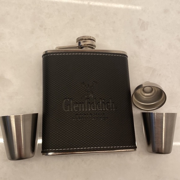 Glenfiddich Flask 7oz - Stainless Steel Funnel and 2 Shot Glasses in a Box - Picture 4 of 6